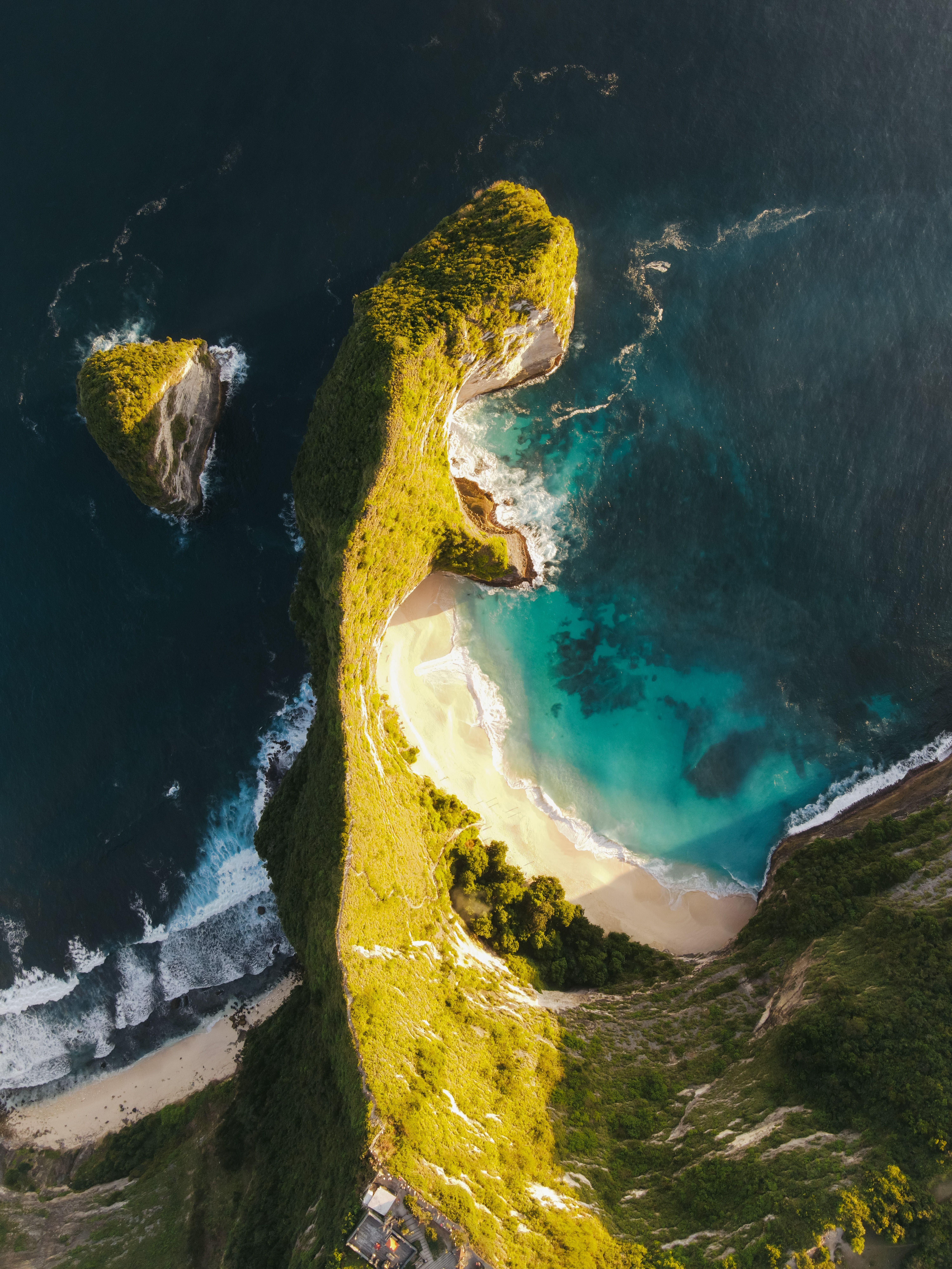 Turquoise waters and dramatic coastal cliffs of a Nusa island near Bali