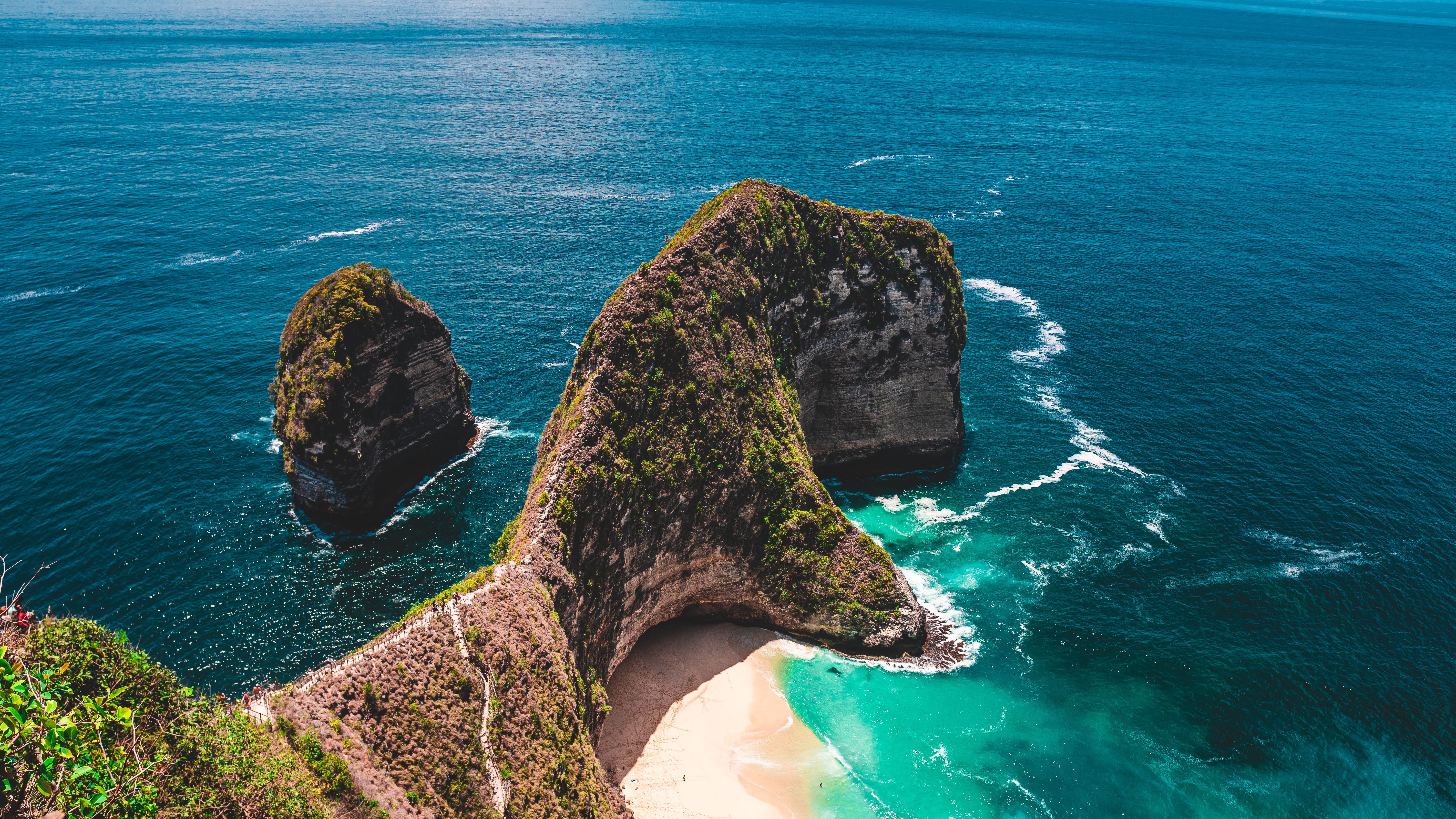 Kelingking Beach cliffs and turquoise waters at Nusa Penida, Bali